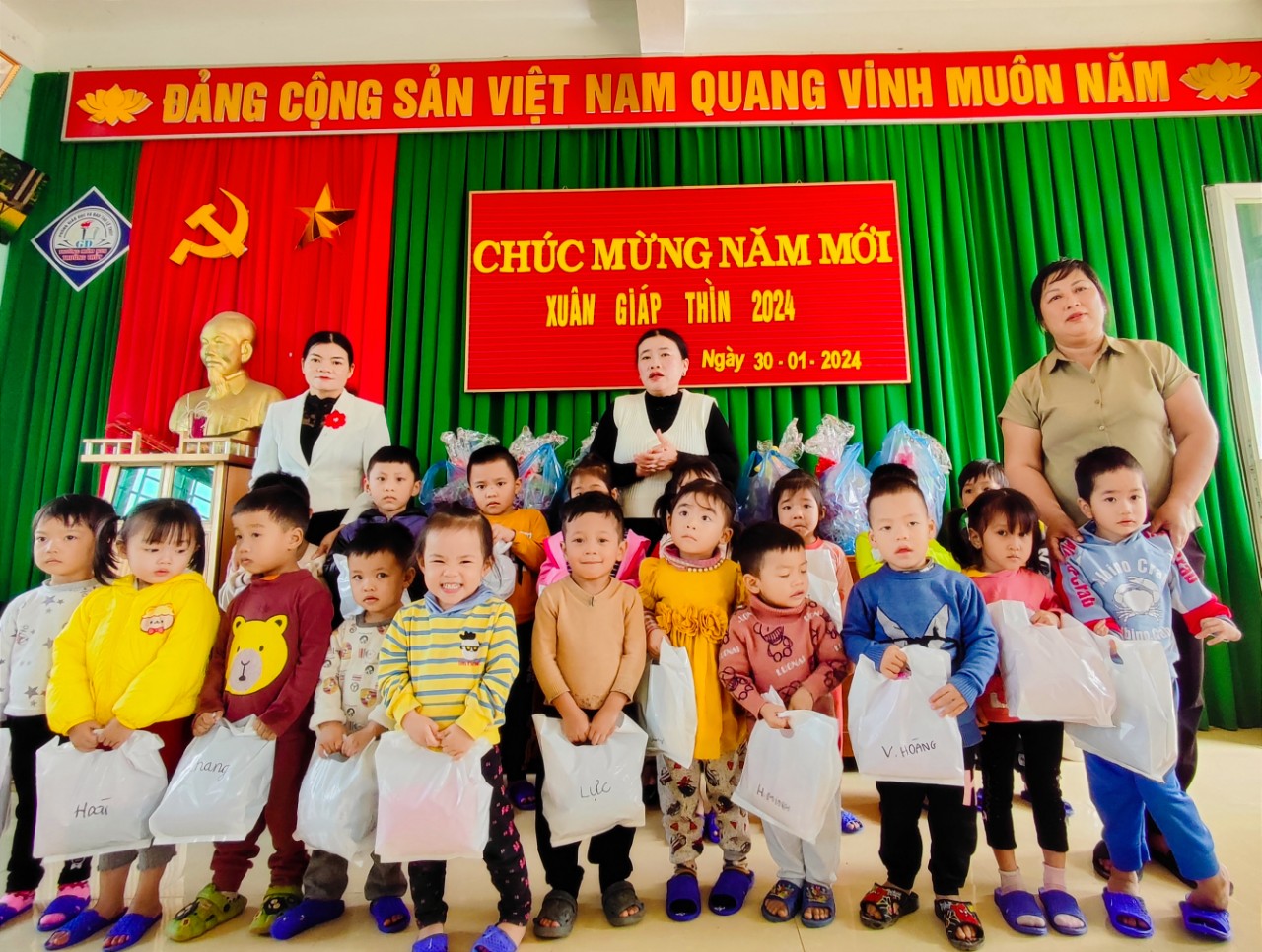 Ảnh 2 tặng quà cho trẻ em nghèo Văn Thủy.jpg