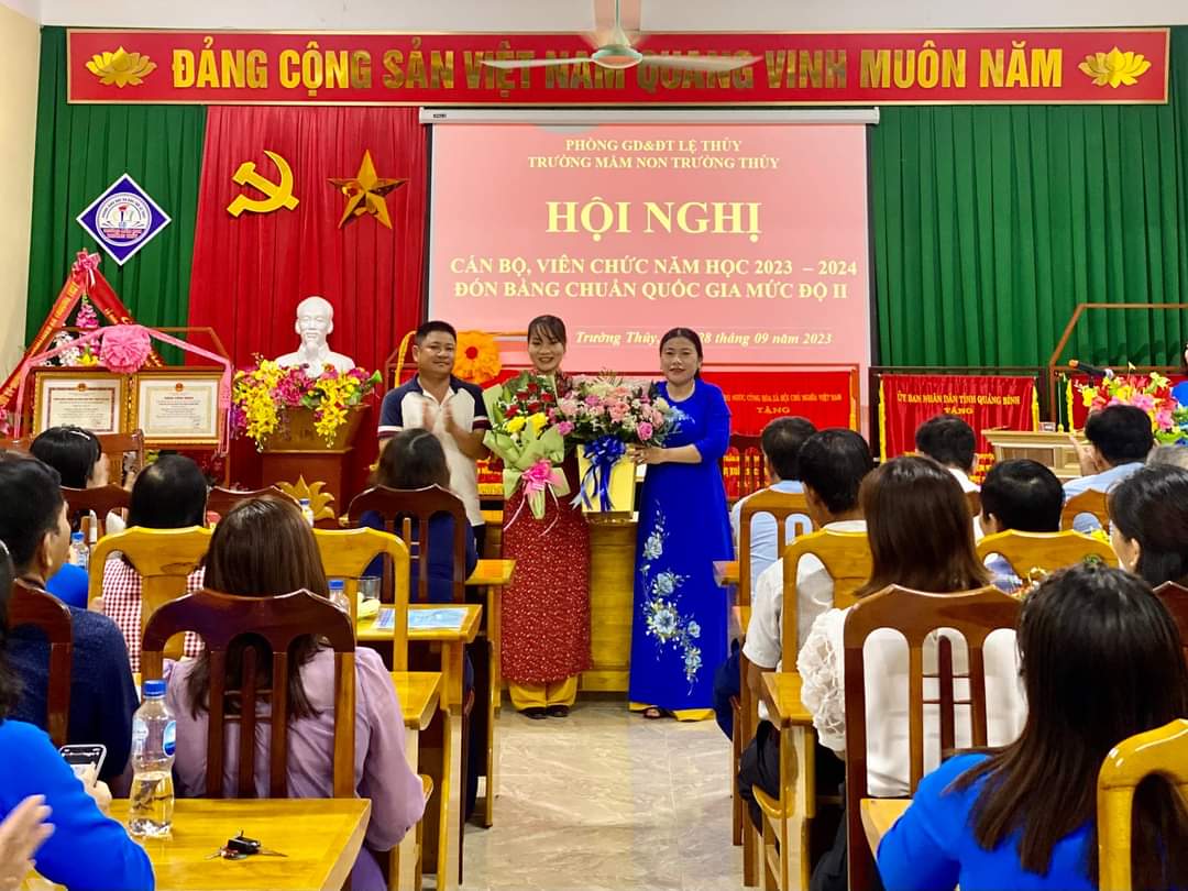 Ảnh 10 Tặng quà chia tay GV chuyển trường.jpg