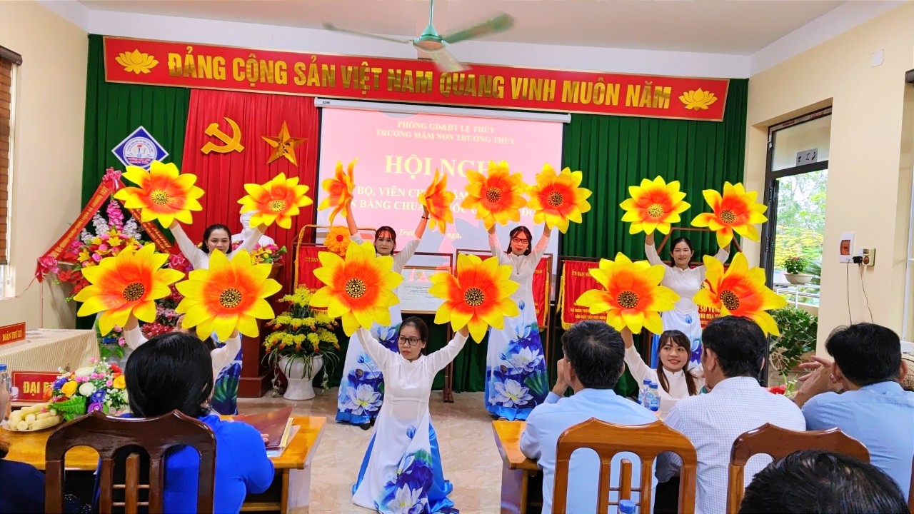 Ảnh 12 Tiết mục văn nghệ điểm Văn Thủy chào mừng.jpg