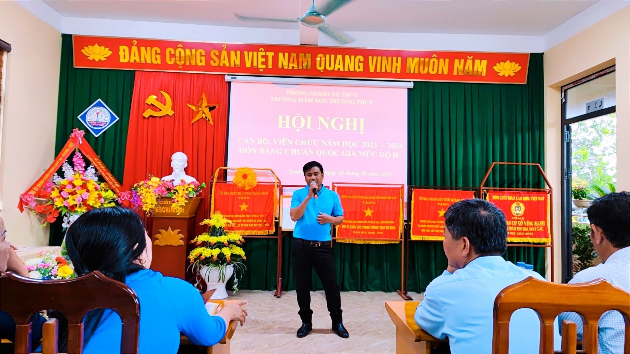 Ảnh 13 hát đơn ca thầy giáo Hoàng Văn Toanfchaof mừng hội nghị.jpg