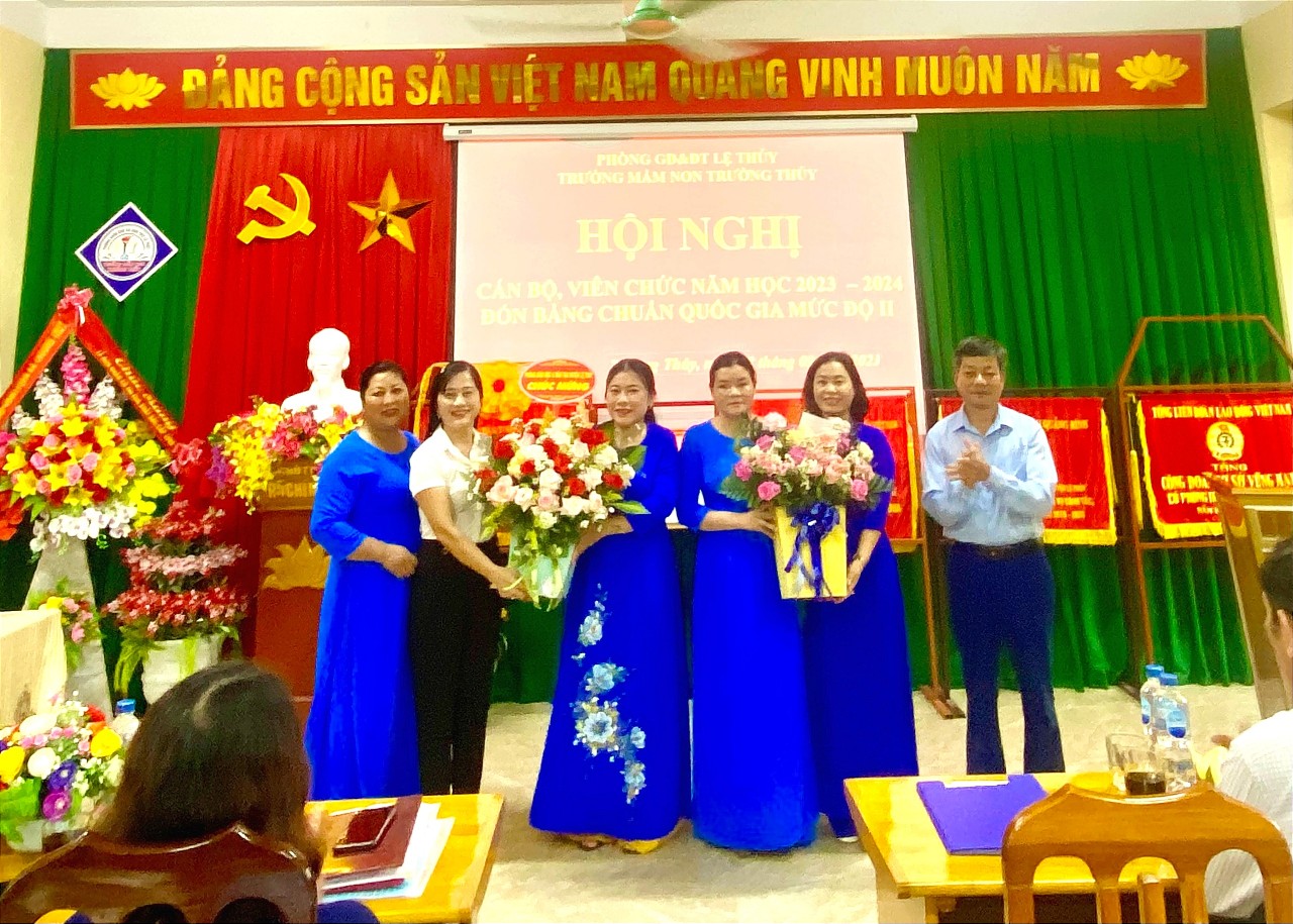 Ảnh 2 Tặng hoa chúc mừng của lảnh đạo Phòng GD và ĐU-UBND xã.jpg