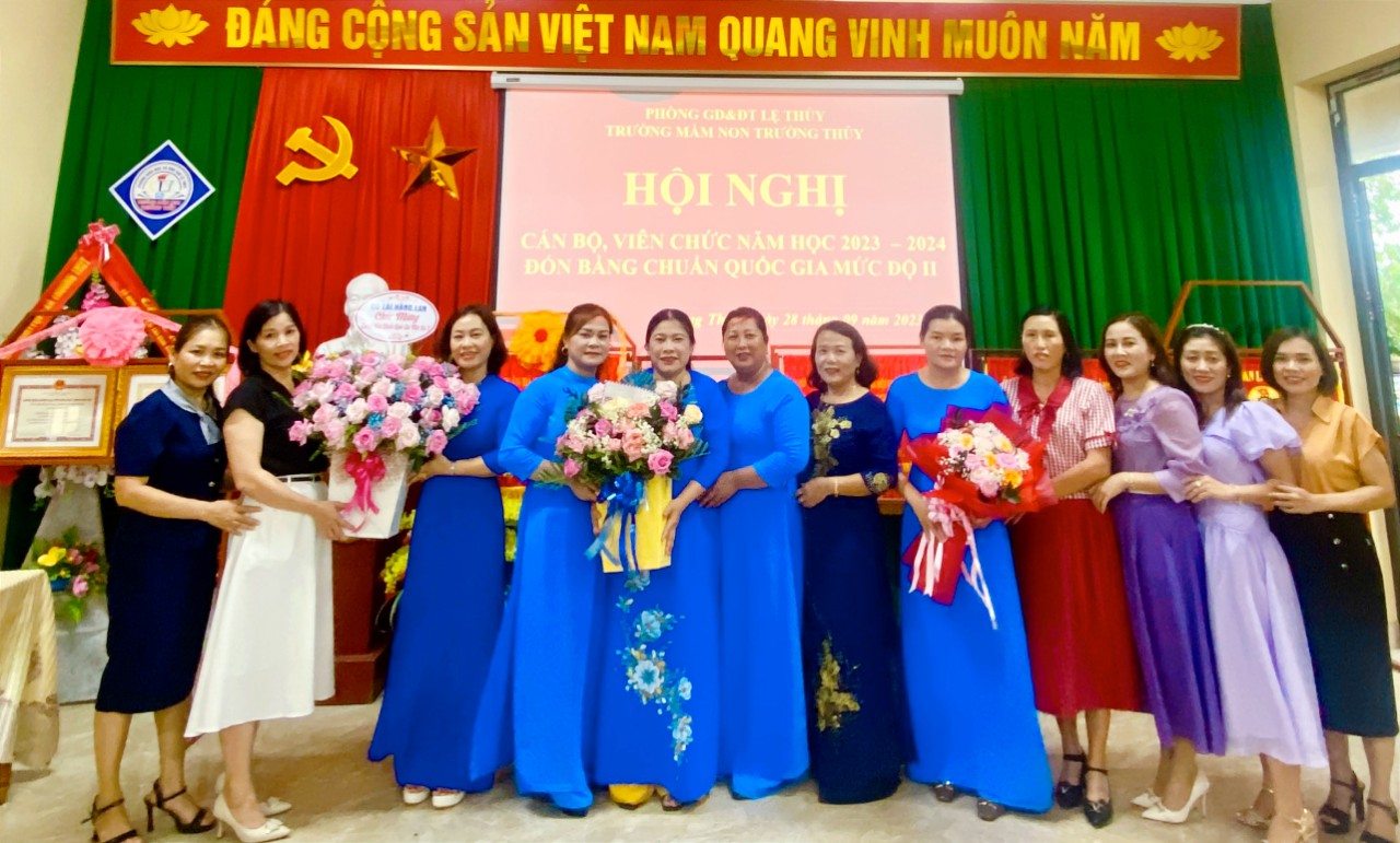 Ảnh 4 Tặng hoa chúc mừng của các đồng chí CBQL vfa GV-NV đã từng công tác tại đơn vị.jpg