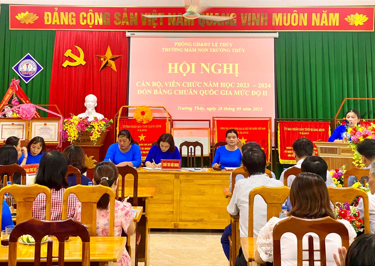 Ảnh 5 Báo cáo triển khai nhiệm vụ năm học 2013-2024 của đồng chí BTCB-HT nhà trường.jpg