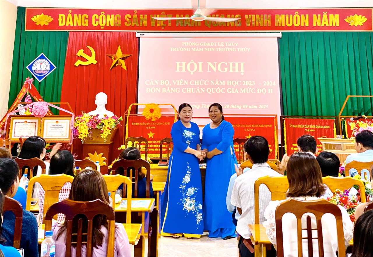 Ảnh 9 Bắt tay và ký cam kết giữa công đoàn và nhà trường thực hiện tốt nhiệm vụ năm học mới.jpg